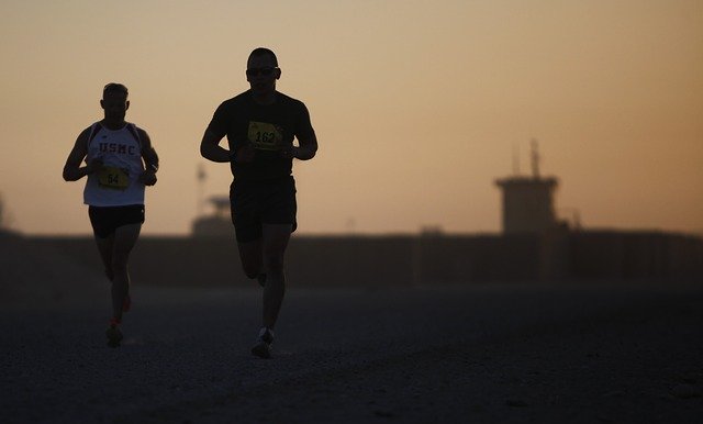 薄暗い中でランニングする2人のシルエット